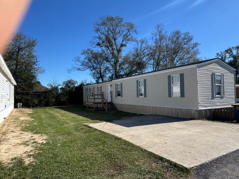 Building Photo - 805 Topsy Rd