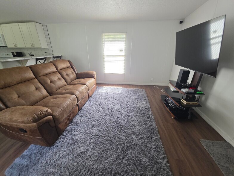 Building Photo - 2160 Milrose Dr