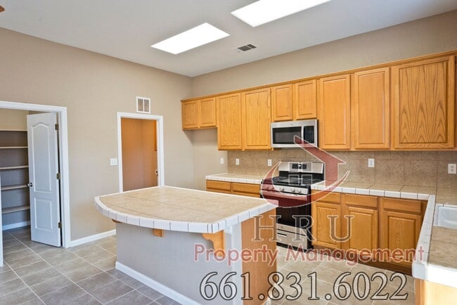 Building Photo - Ready to move in -4 bed+-2bath