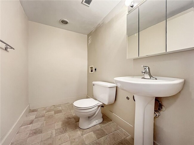 Building Photo - 2 Bedroom / 1.5 Bath Unit in Metropolitan ...