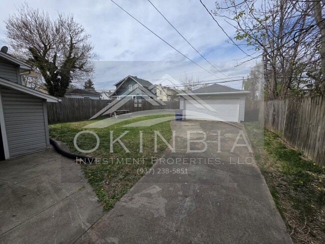 Building Photo - 713 W Hillcrest Ave