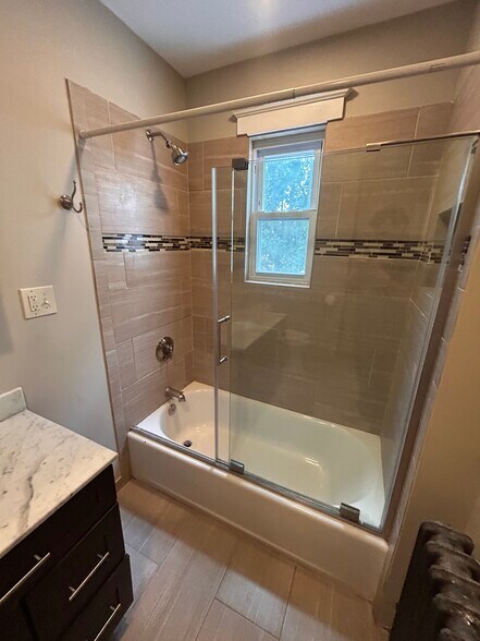 Modern Tub/Shower - 422 Trapelo Rd