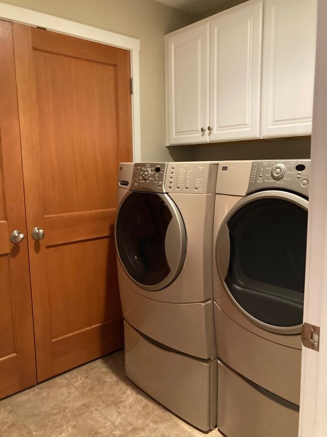 Building Photo - 3BR/3BA with FP, fenced front yard, lots of beautiful upgrades!