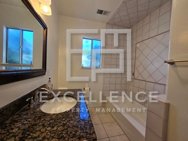 Building Photo - 4/2 House With Fireplace, Pets, Real Hardw...