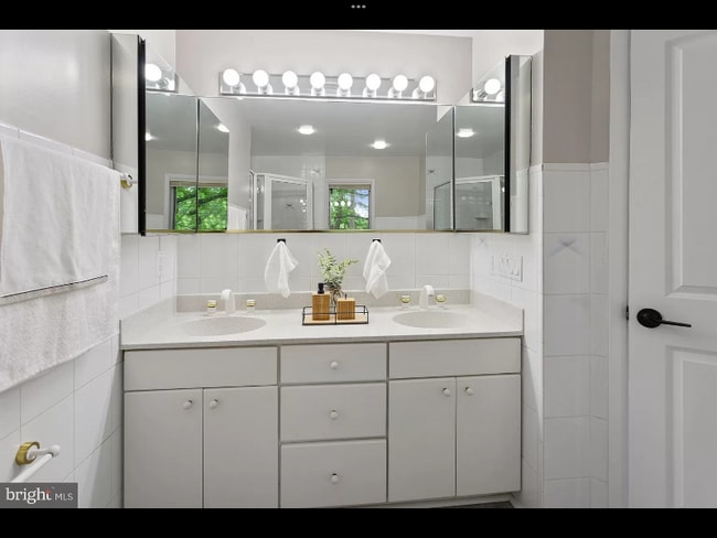 Building Photo - 9817 Inglemere Dr