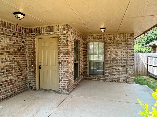 Building Photo - 6737 NW 125th Ct