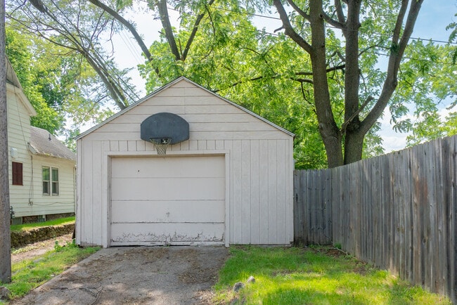 Building Photo - 3524 Pleasant St