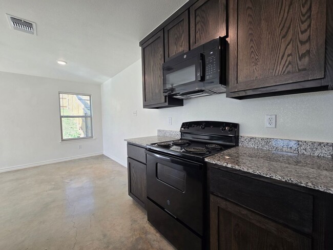 Building Photo - RENT SPECIAL - AVAILABLE NOW!