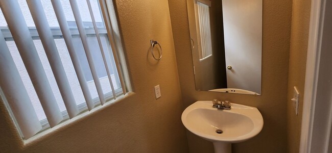 Building Photo - Condo in Gated Genevieve Court