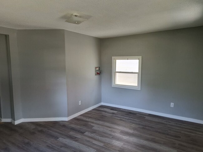 Building Photo - 2 Bed 1 Bath Home only $850 month