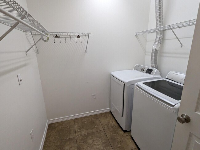 Building Photo - 1537 Bentley Cir