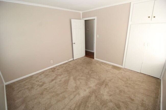 Building Photo - 1327 N Norwood Ave