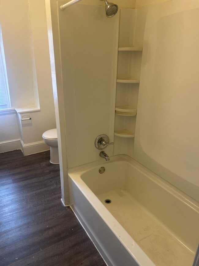 Bathroom with Tub/Shower Combo - 261 N York St