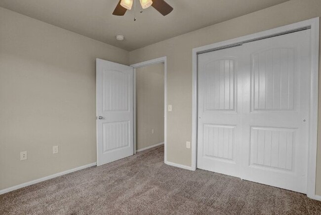 Building Photo - Oct Rent Free. 2 Bed 2.5 Bath 1 Car. Mins ...