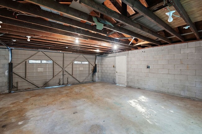 Building Photo - 2009 Oakwood Ave