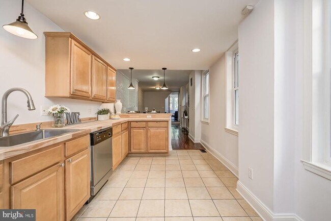 Building Photo - 23 N Patterson Park Ave