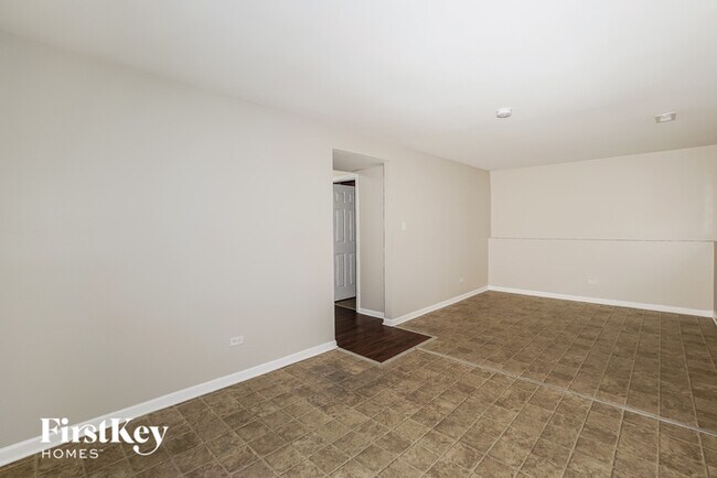 Building Photo - 660 Sullivan Ln