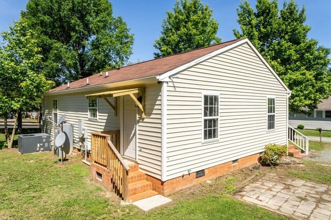 Building Photo - Three Bedroom Home Move in ready!