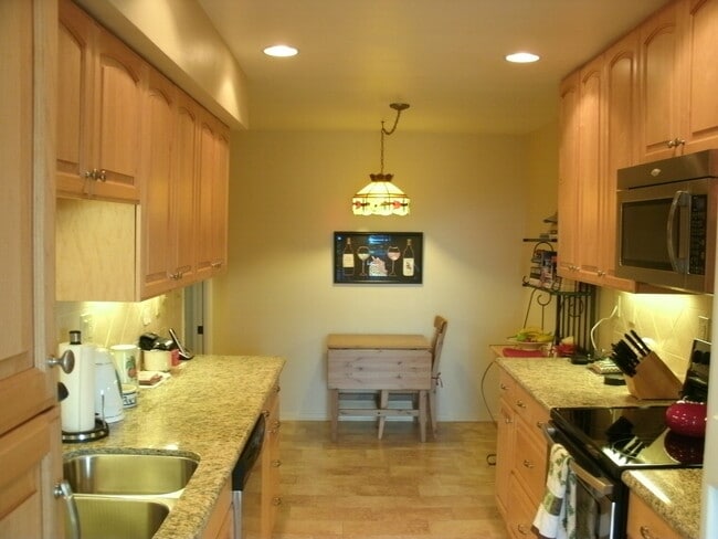 Building Photo - COMING SOON!! Gorgeous condo with Amazing ...