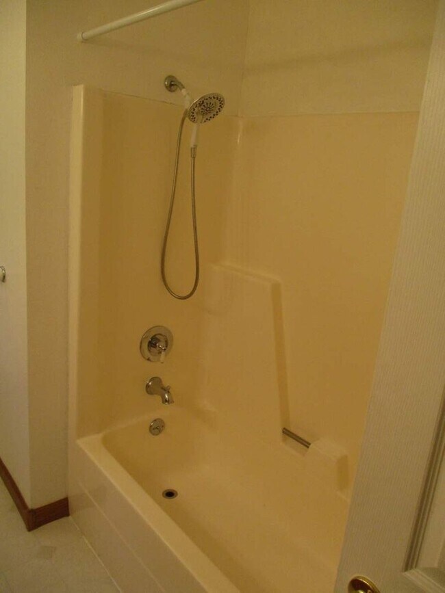 Building Photo - 3 Bedroom + Bonus, 2.5 Bathroom Gig Harbor...