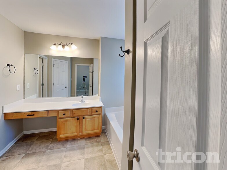 Building Photo - 2737 Trellis Oaks Dr SW