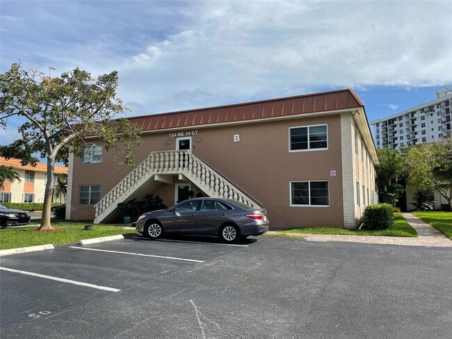 Building Photo - 124 NE 19th Ct