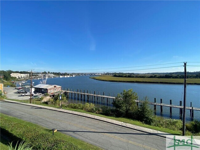 Building Photo - 3113 River Dr