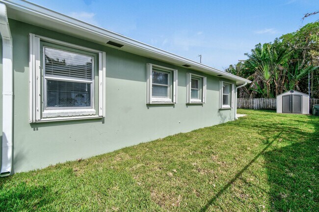 Building Photo - Beautifully maintained 2-bed/2-bath single-family residence is available for rent in one of West ...