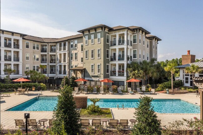 Building Photo - 460 Seven Farms Drive