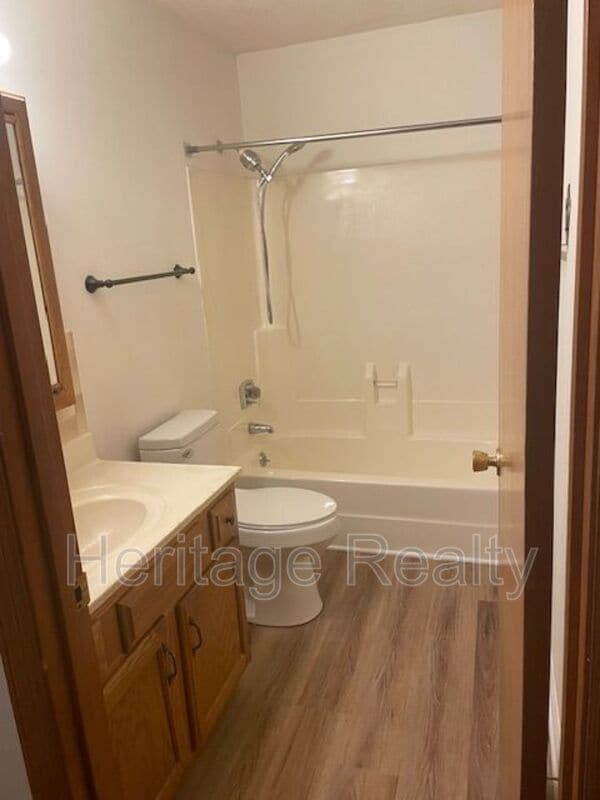 Building Photo - 810 Highland Dr