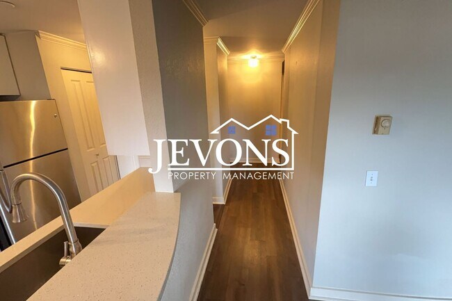 Building Photo - Available Now - 2BR/1.5BA Condo in Kirkland