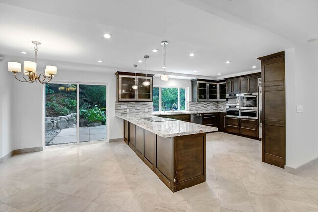 Building Photo - Rent this Beautiful 5 BEDROOM HOME NOW!