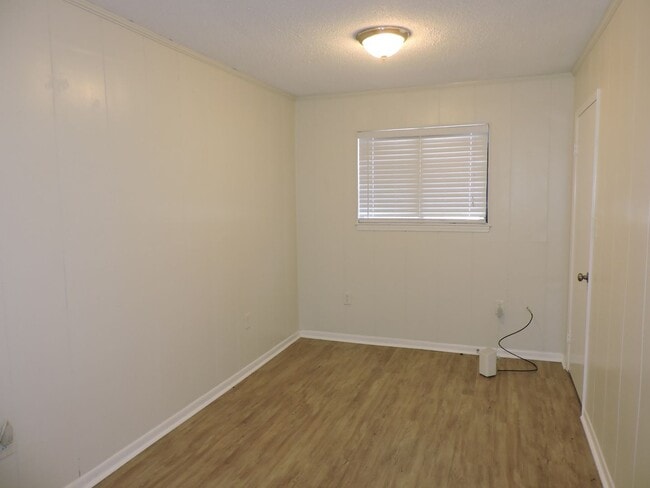 Building Photo - Convenient Northeast location!