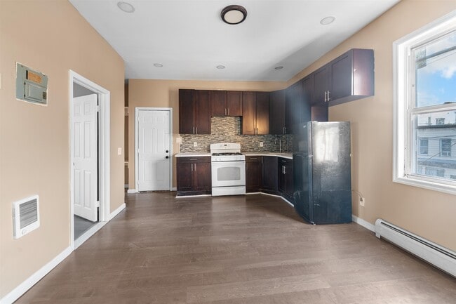 Building Photo - 134 Van Horne St