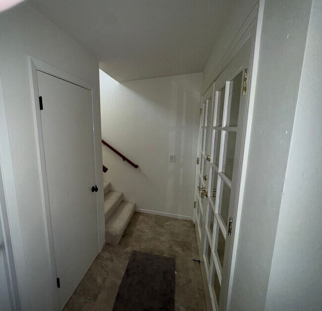 Building Photo - Walking distance to beaches, restaurants, 3 bedroom, 2 bathroom, upstairs level of home