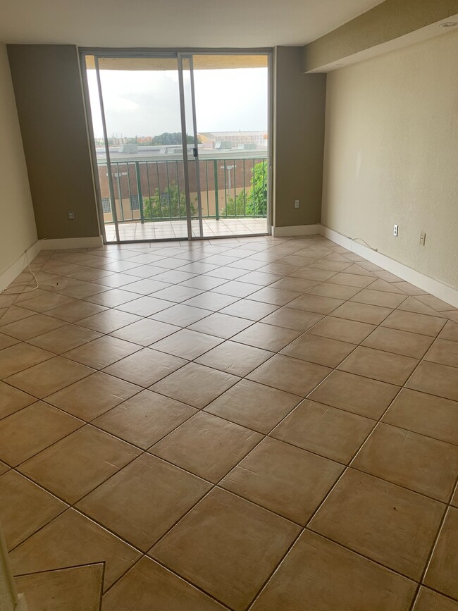 Building Photo - 9310 Fontainebleau Blvd