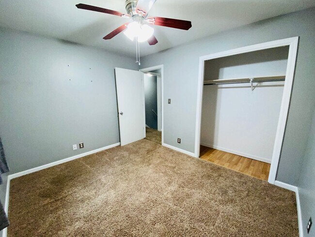 Building Photo - LARGE FENCED IN YARD!!!