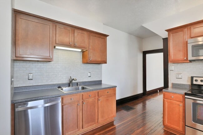 Building Photo - 4 Bedroom , 2 Bath Newly Renovated house - Right off of High St