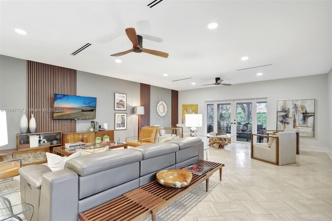 Building Photo - 1128 W Cypress Dr