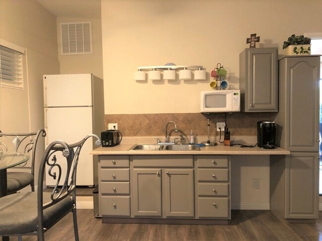 Building Photo - Furnished Studio