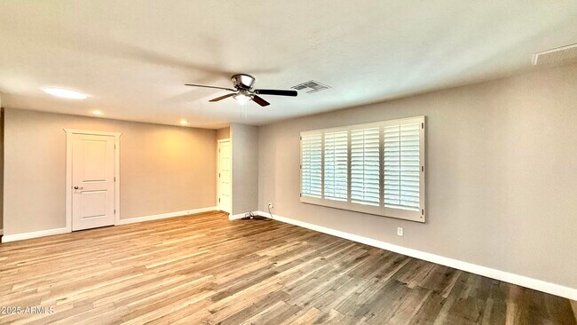 Building Photo - 2502 E Sahuaro Dr