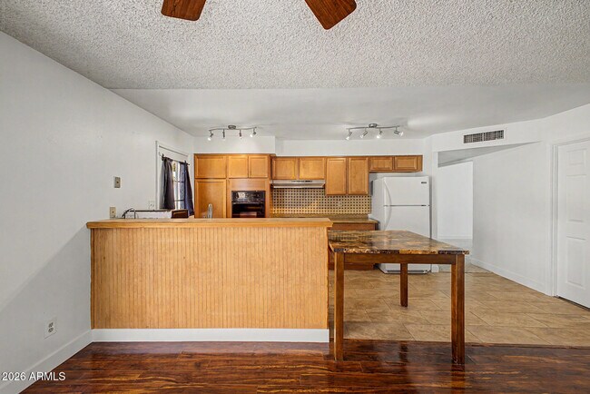 Building Photo - 1623 E Del Rio Dr