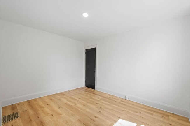 Building Photo - AVAILABLE MID-OCTOBER! FULLY RENOVATED 1-b...