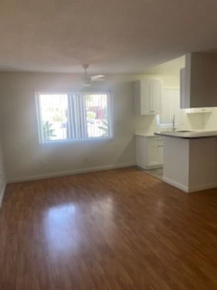 Building Photo - 626 E Chevy Chase Dr