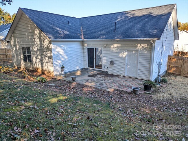 Building Photo - 152 Everett Park Dr