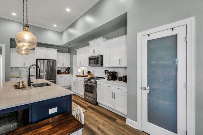 Building Photo - Move in Special!!! $500 off first months r...