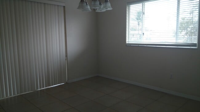 Building Photo - 1712 NE 9th Dr