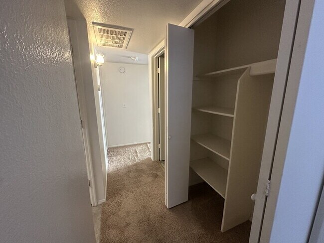 Building Photo - 13644 N Hamilton Dr