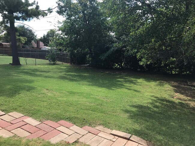 Building Photo - Lovely Brick Home in NW OKC near Lake Hefner