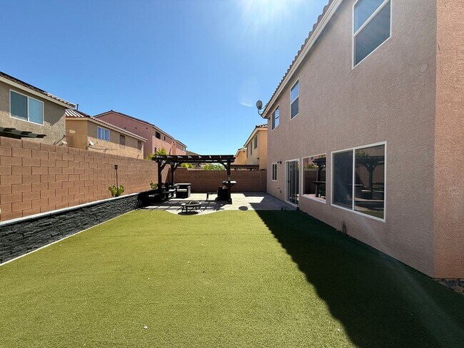 Building Photo - Great 5 bedroom home with RV Parking! Loca...